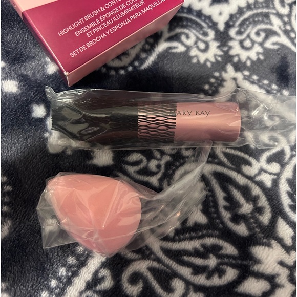 Mary Kay Highlight and Contour Set - Picture 3 of 3